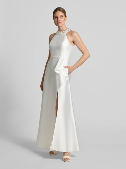 Frauenmodel trägt Maxikleid aus Satin mit Perlen von Adrianna Papell, A-Linie, Rundhalsausschnitt, Volants, cremeweiß, Ganzkörperansicht von vorne.