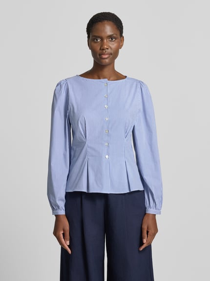 Vrouwenmodel draagt Bluse aus Baumwoll-Mix mit Peplum-Saum van Rich & Royal in blauw-wit met dunne strepen, getailleerd, knoopsluiting, met lange mouwen, katoenmix, dames, ruglengte maat 36: 55 cm, mouwlengte maat 36: 64 cm, voorkant volledige lichaamsopname.