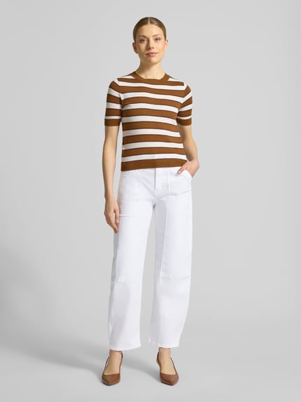 Frauenmodel trägt Barrel Fit Jeans aus Lyocell-Mix Modell 'Mari sharp' von OPUS PANTS, weiß, mit Eingrifftaschen, Ganzkörperansicht von vorne. Damen Jeans, Lyocell-Mix mit Baumwoll-Anteil, Bundweite bei Größe 36/28: 39 cm, Innenbeinlänge bei Größe 36/28: 73 cm.