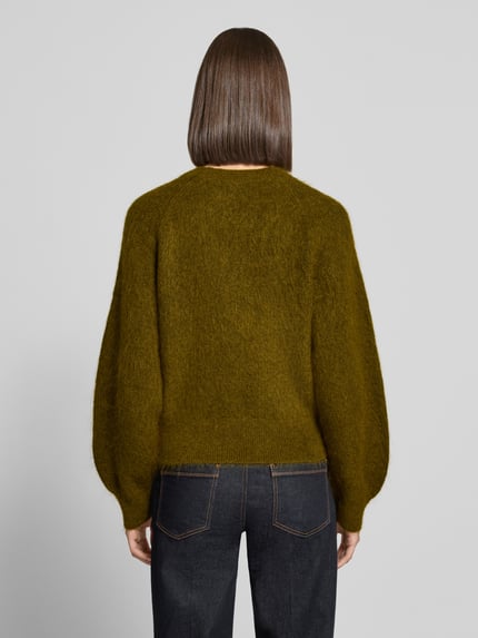 Frauenmodel trägt Pullover aus Mohair mit geripptem Abschluss von Selected in Olivgrün, unifarben, Strick, Regular Fit, Cropped, Ganzkörperansicht Rückansicht