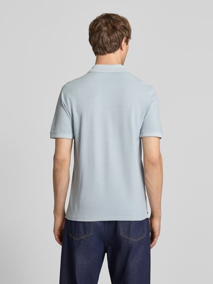 Männermodel trägt Regular Fit Poloshirt aus reiner Baumwolle Modell 'OSCAR' von Pepe Jeans, Optik: Unifarben, Piqué, Ganzkörperansicht Rückansicht.