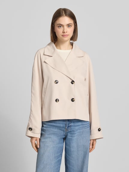 Vrouwenmodel draagt Regular Fit Trenchcoat met brede reverskraag model 'SCARLETT' van Pieces, look: effen, korte lengte, dubbele knoopsluiting, lange mouw, steekzakken, Ganzkörperansicht van voren