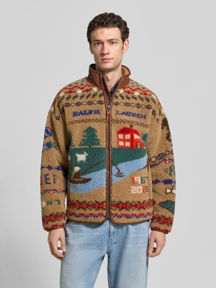 Männermodel trägt Regular Fit Sweatjacke mit Motiv-Print von Polo Ralph Lauren in Beige mit buntem Muster und strukturierter Oberfläche, Ganzkörperansicht von vorne.