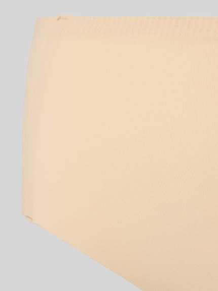 Vrouwenmodel draagt Slips in naadloos design model 'Airlite' van DORINA, beige kleur, fijne structuur, close-up heup, 3-pack, slim fit.