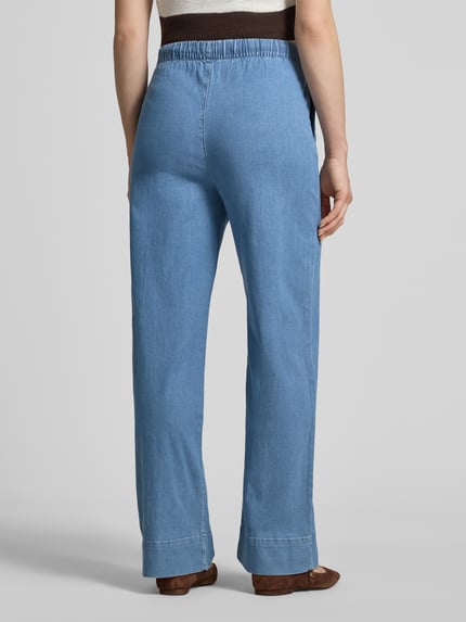 Frauenmodel trägt Regular Fit Wide Leg Jeans aus Baumwoll-Mix von Tom Tailor Denim, hellblauer Denim, elastischer Bund, Popeline, Ganzkörperansicht Rückansicht.
