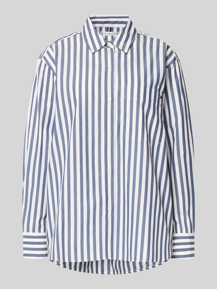 Produktfoto, Loose Fit Hemdbluse aus reiner Baumwolle von Tommy Hilfiger mit blau-weißem Allover-Streifenmuster und Logo-Stitching.