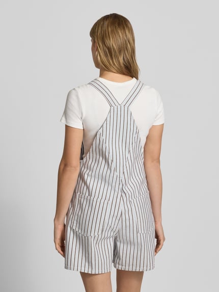 Vrouwenmodel draagt Regular Fit Latzhose aus Baumwoll-Mix Modell 'BILLO' van Pieces, denimlook, gestreept patroon, twill materiaalverwerking, 2-knoopsluiting, borstzak, materiaalmix, Ganzkörperansicht Rückansicht.