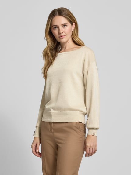 Frauenmodel trägt Strickpullover mit Zierknöpfen Modell 'MOBBE' von B.Young im Viskose-Mix, Regular-Fit und U-Boot-Ausschnitt, Nahaufnahme Oberkörper.