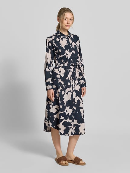Frauenmodel trägt Hemdblusenkleid im Allover-Look mit Bindegürtel von Comma in Dunkelblau und Beigenuancen, A-Linie, Baumwoll-Mix mit Stretch-Anteil, Midikleid, Rückenlänge 120 cm, Brustweite 49 cm, Ärmellänge 60 cm, Ganzkörperansicht von vorne.