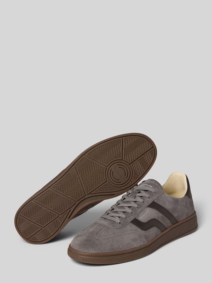 Produktfoto, grijze sneakers van rundleer met donkere details en bruine zool, Sneaker aus echtem Rindsleder Modell 'Cuzmo' van GANT, Heren