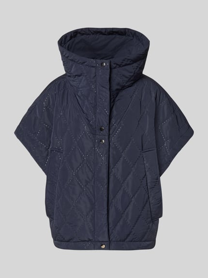 Produktfoto, Cape mit Steppnähten und Eingrifftaschen von Copenhagen Muse in dunkelblau mit ruitvorm, doorgestikte naden, steekzakken, relaxed fit, hooggesloten kraag, knoopsluiting, ruglengte maat S/M 66 cm, schouderbreedte 42 cm, borstwijdte 25 cm