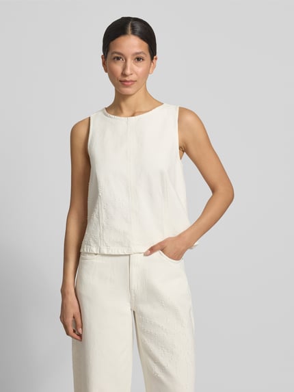 Vrouwenmodel draagt Regular fit blouse met structuurpatroon model 'Dexter' van MSCH Copenhagen, puur katoen, mouwloos design, borstwijdte 45 cm, ruglengte 43 cm, schouderbreedte 31 cm, Ganzkörperansicht van voren.