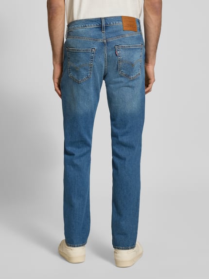 Mannelijk model draagt Jeans met 5-pocketmodel van Levi's®, mix van katoen en elastaan, slim fit, knoop- en ritssluiting, binnenbeenlengte 82 cm, bandwijdte 41 cm, ganzebody-achteraanzicht.