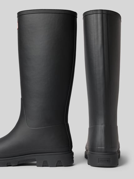 Produktfoto, Stiefel mit Label-Patch von Hunter, abgerundete Form, schwarzes Material, profilierte Sohle, Innenfutter, Absatzhöhe 3 cm, Schafthöhe 37 cm, Schaftweite 16 cm