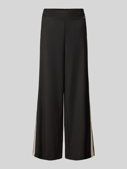 Produktfoto, Stoffhose mit weitem Bein und elastischem Bund von Rinascimento, czarne, szerokie nogawki, elastyczny pas, kieszenie, miks materiałów z wiskozą, detal z logo, długość nogawki 78 cm, szerokość w pasie 39 cm, wykończenie matowe