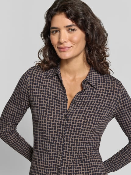 Frauenmodel trägt Regular Fit Langarmbluse aus Viskose-Mix von Marc O'Polo, beige mit dunkelblauen Punkten, Damen Sport-Langarmshirt, Nahaufnahme Oberkörper.