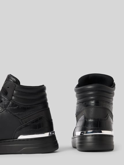 Produktfoto, Sneaker aus Leder-Mix Modell 'WYSTOR' von GUESS in Schwarz, strukturierte Sohle, abgerundete Passform, Rückansicht, Herren Sneaker.