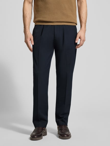 Männermodel trägt Regular Fit Chino mit Viskose-Anteil von Selected Homme in Optik: Unifarben, Materialverarbeitung: Twill, Nahaufnahme Unterkörper.