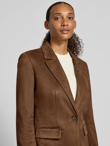 Frauenmodel trägt Taillierter Kurzblazer mit Reverskragen Modell 'ADDI' von ONLY in Braun mit glatter Textur, Nahaufnahme Oberkörper, Damen Kurzblazer von ONLY.