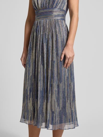 Vrouwenmodel draagt Cocktailkleid mit Rundhalsausschnitt van Swing, materiaal-mix, getailleerde snit, ondoorzichtig onderjurk, detailopname bovenlichaam.