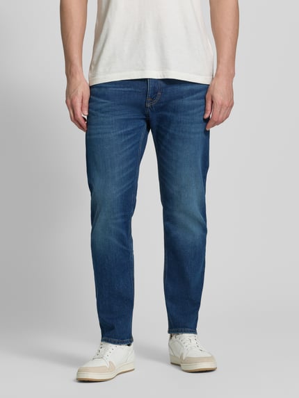 Männermodel trägt Jeans mit Eingrifftaschen Modell 'HIGHT' von Drykorn, Regular-Fit, Baumwoll-Elasthan-Mix, Ganzkörperansicht von vorne.