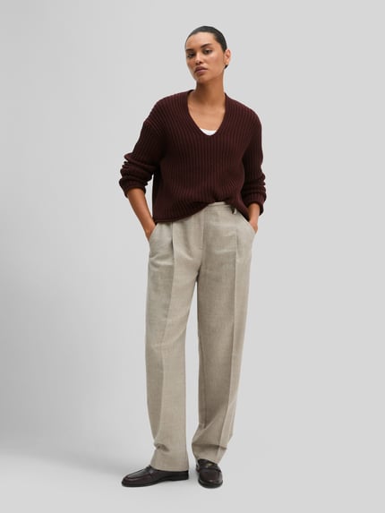 Frauenmodel trägt Loose Fit Pullover aus Baumwoll-Mix von Marc O'Polo in Dunkelrot, grobe Rippenstruktur, lockerer Schnitt, Ganzkörperansicht von vorne, Damen Pullover von Marc O'Polo.