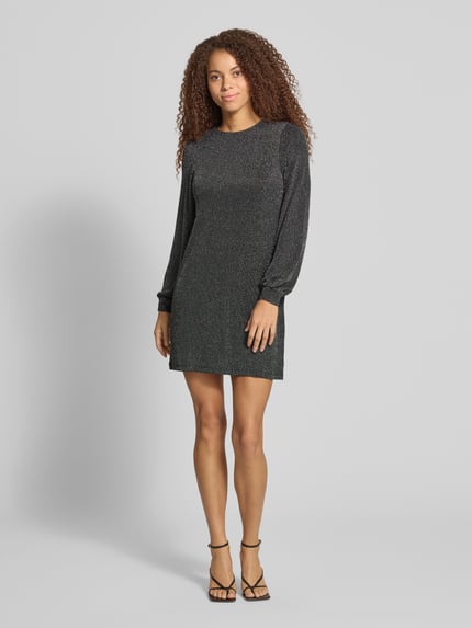 Frauenmodel trägt Langarmshirt mit Glitzerstruktur von ONLY in Dunkelgrau, unifarben mit Strukturmuster, Jersey-Material, Ganzkörperansicht von vorne.