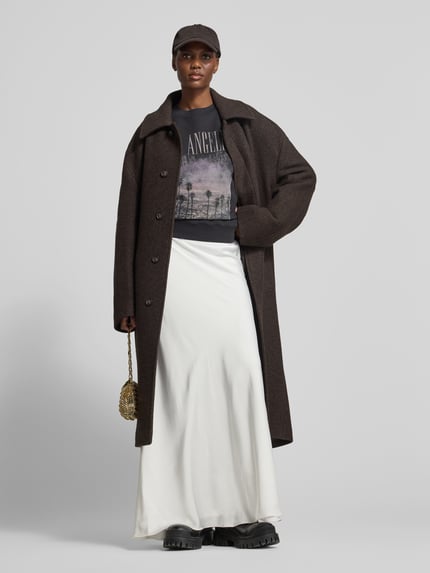 Frauenmodel trägt Sweatshirt mit Los-Angeles-Fotoprint von Anine Bing, mehrfarbig mit Motiv-Print auf Jersey, Rundhals und langen Ärmeln, Ganzkörperansicht von vorne.