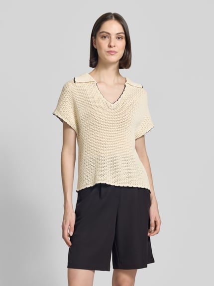Frauenmodel trägt Regular Fit Pullunder mit Polokragen von s.Oliver RED LABEL, Optik: Unifarben, Material: Baumwoll-Mix, Strick, Ganzkörperansicht von vorne.