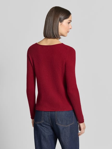 Frauenmodel trägt Regular Fit Strickpullover aus reinem Kaschmir von Christian Berg Woman in Rot, glatte Textur, Ganzkörperansicht Rückansicht.