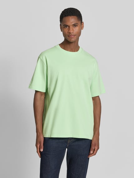 Männermodel trägt Oversized T-Shirt mit Rundhalsausschnitt von Lindbergh aus Reine Baumwolle in Hellgrün, Ganzkörperansicht von vorne