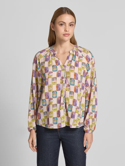 Vrouwenmodel draagt Regular Fit Bluse aus Viskose im Allover-Look van Emily Van den Bergh, dames viscose, regular fit, all-over look, V-hals, ruglengte maat 36: 61 cm, mouwlengte maat 36: 62 cm, geheelbeeld voorkant.