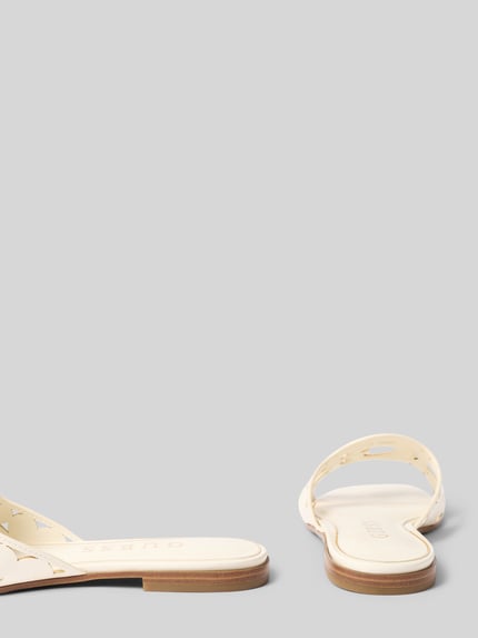 Produktfoto, Sandalette mit Logo-Muster Modell 'CIESTA' von Guess für Damen in Schlupfform, glatte Sohle, Absatzhöhe 2 cm, beige und braune Farben.