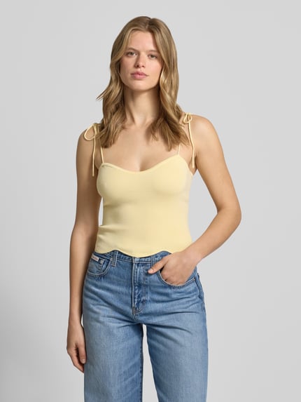 Frauenmodel trägt Top aus Viskose-Mix mit Spaghettiträgern von LeGer by Lena Gercke, Herz-Ausschnitt, Wellensaum, Körpernaher-Schnitt, Ganzkörperansicht von vorne.