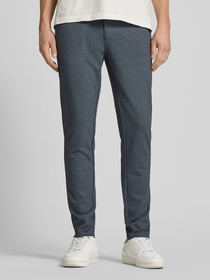 Männermodel trägt unifarbene Slim Fit Chino aus Viskose-Mix Modell 'MARK' von Only & Sons in Melange, Ganzkörperansicht von vorne.