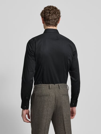 Männermodel trägt Slim Fit Businesshemd aus Popeline mit Stretch-Anteil von BOSS, Baumwoll-Elasthan-Mix, Rückansicht, Ganzkörperansicht. Rückenlänge bei Größe 40: 76 cm, Schulterbreite bei Größe 40: 47 cm, Ärmellänge bei Größe 40: 67 cm, Kentkragen, Durchgehende Knopfleiste, Sportmanschetten, abgerundeter Saum, Easycare.