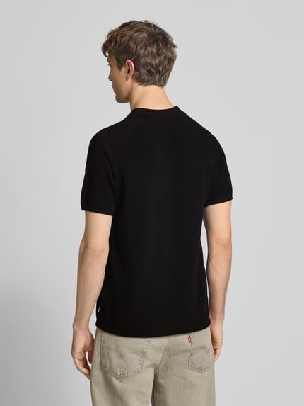 Mannelijk model draagt Regular Fit poloshirt met structuurpatroon model 'HILL' van Jack & Jones, puur katoen, ruglengte maat M 66 cm, ganzicht rugaanzicht.