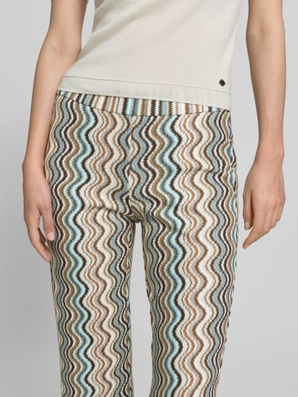 Frauenmodel trägt Hose in verkürzter Passform Modell 'FAITH' von Cambio, Modal-Mix mit Viskose-Anteil, mit elastischem Bund, Nahaufnahme Oberkörper.