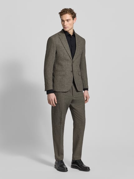 Männermodel trägt Super Slim Fit Businesshemd mit extra langem Arm Modell 'URBAN KENT' von OLYMP No. Six, Kentkragen, Knopfleiste, Baumwoll-Mix mit Stretch-Anteil, Ganzkörperansicht von vorne.