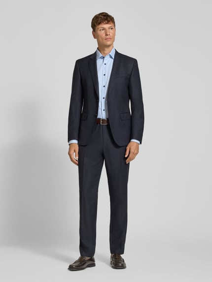 Männermodel trägt Regular Fit Businesshemd mit Kontrastknöpfen von OLYMP REGULAR FIT, hellblau, einfarbig, Baumwollmix, Ganzkörperansicht von vorne.