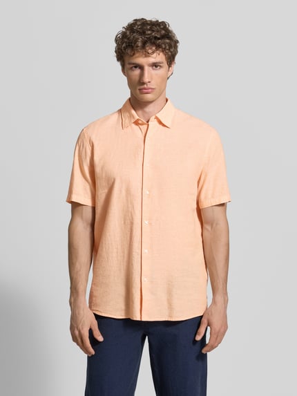 Männermodel trägt Regular Fit Freizeithemd aus Leinen-Baumwoll-Mix von MCNEAL, Kentkragen, Knopfleiste, Rückenlänge 74 cm, Ganzkörperansicht von vorne