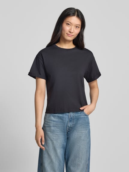 Vrouwenmodel draagt t-shirt met fixeerde mouwboorden Model 'ROSIE' van ba&sh, puur katoen, los model, ronde hals, ruglengte maat S 56 cm, geheelzicht voorkant.