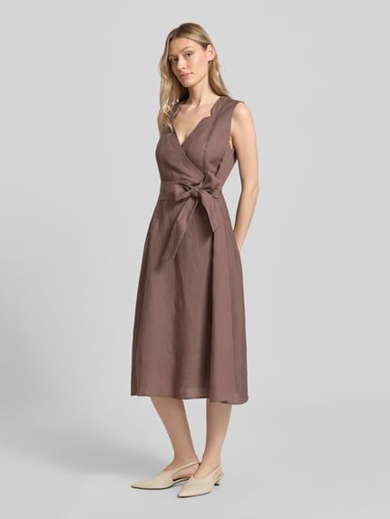 Frauenmodel trägt Midikleid aus Leinen-Viskose-Mix in Wickel-Optik von Christian Berg Woman Selection, A-Linie, V-Ausschnitt, Ganzkörperansicht von vorne. Rückenlänge bei Größe 36: 120 cm, Brustweite bei Größe 36: 45 cm.