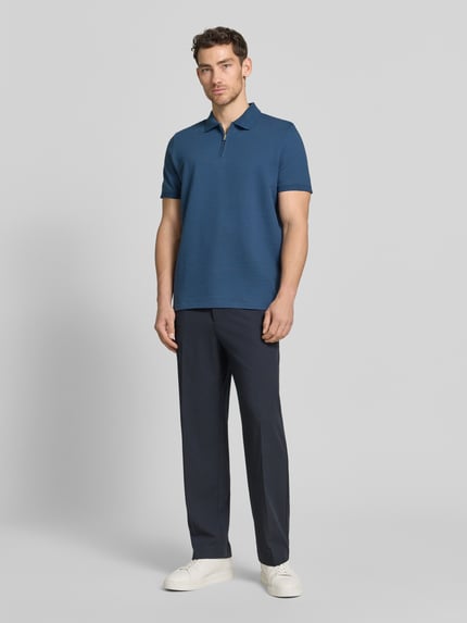 Männermodel trägt Regular Fit Poloshirt mit Strukturmuster von MCNEAL aus elastischem Baumwoll-Mix, Reißverschluss, kurzärmelig, Ganzkörperansicht von vorne.