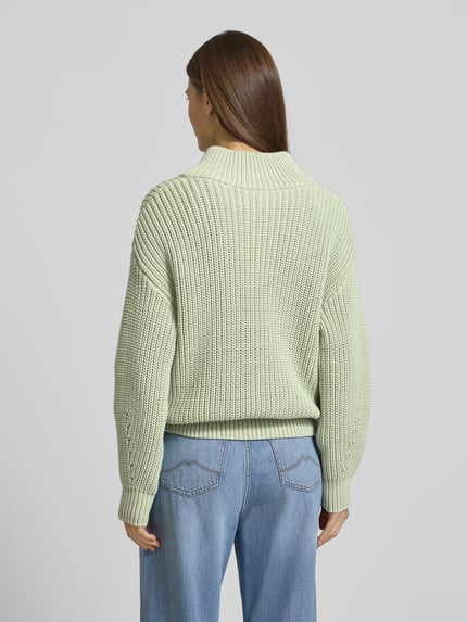 Frauenmodel trägt Regular Fit Cardigan in Strick-Optik mit Lochmuster von Fynch-Hatton, Baumwoll-Mix, sanftes Grün, Ganzkörperansicht Rückansicht.