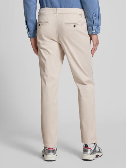 Männermodel trägt Straight Fit Chino mit Eingrifftaschen Modell 'Vance' von Jack & Jones in Beige, Baumwoll-Mix, Ganzkörperansicht Rückansicht. Bundweite Größe 32/32: 43 cm, Innenbeinlänge: 67 cm, Knopf- und Reißverschluss, Gesäßtaschen.