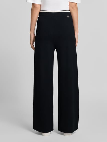 Frauenmodel trägt Sweatpants mit Kontraststreifen Modell 'MAGLIA LUNGO' von Liu Jo aus Viskose-Mix, Wide Fit, Ganzkörperansicht Rückansicht.