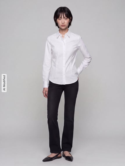 Frauenmodel trägt weiße Regular Fit Langarmbluse aus Baumwoll-Mix von Tom Tailor, kombiniert mit schwarzer Hose, Ganzkörperansicht von vorne, Damen Langarmbluse von Tom Tailor, KI-modifiziertes Bild.