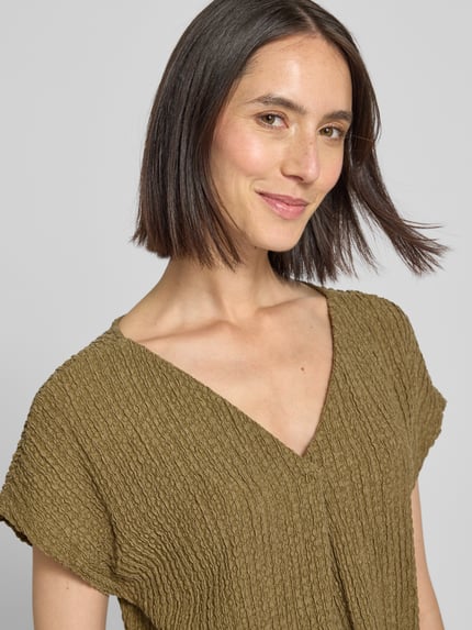 Christian Berg Woman Relaxed Fit T-Shirt mit V-Ausschnitt und Zierfalte Khaki 3