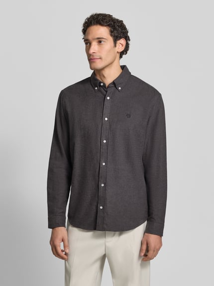 Männermodel trägt Regular Fit Freizeithemd aus reiner Baumwolle mit Label-Stitching von MCNEAL in Dunkelgrau, Knopfleiste, Button-Down-Kragen, Ganzkörperansicht von vorne.